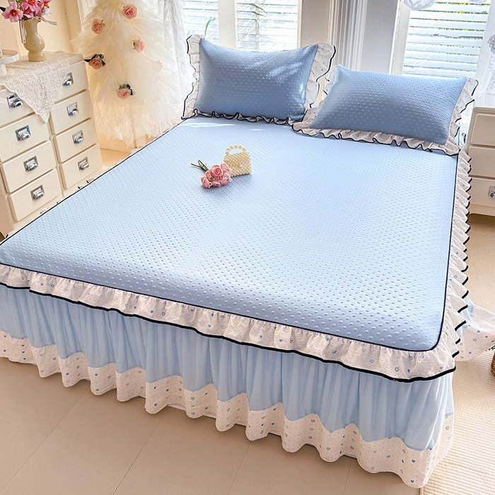 91家纺网 家纺一手货源 找家纺 贝凯瑞 2026夏季冰凉豆豆碳光冰丝空气层床裙款夏日清梦花边夏被凉席子单件三件四件套 夏日冰蓝