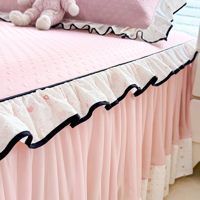 91家纺网 家纺一手货源 找家纺 贝凯瑞 2026夏季冰凉豆豆碳光冰丝空气层床裙款夏日清梦花边夏被凉席子单件三件四件套 夏日冰桃