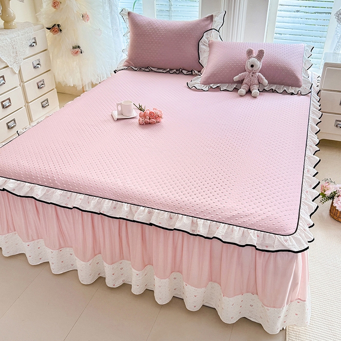 91家纺网 家纺一手货源 找家纺 贝凯瑞 2026夏季冰凉豆豆碳光冰丝空气层床裙款夏日清梦花边夏被凉席子单件三件四件套 夏日冰桃