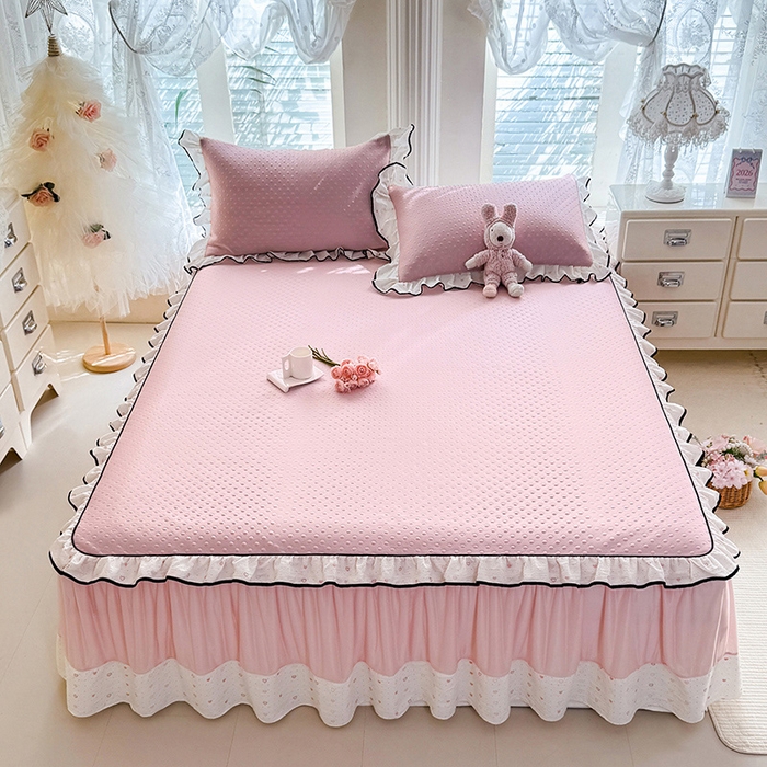 91家纺网 家纺一手货源 找家纺 贝凯瑞 2026夏季冰凉豆豆碳光冰丝空气层床裙款夏日清梦花边夏被凉席子单件三件四件套 夏日冰桃