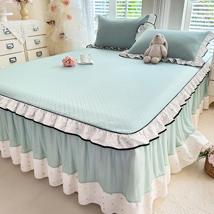 91家纺网 家纺一手货源 找家纺 贝凯瑞 2026夏季冰凉豆豆碳光冰丝空气层床裙款夏日清梦花边夏被凉席子单件三件四件套 夏日冰茉