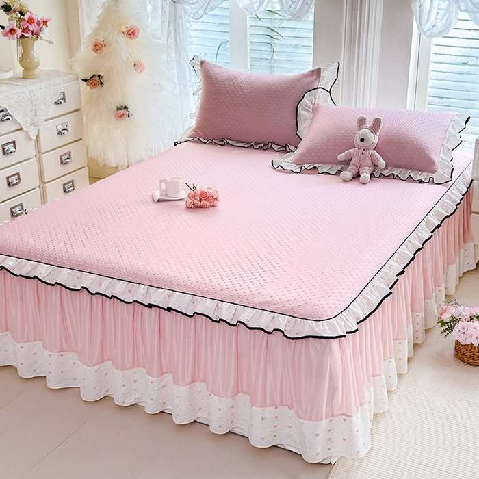 91家纺网 家纺一手货源 找家纺 贝凯瑞 2026夏季冰凉豆豆碳光冰丝空气层床裙款夏日清梦花边夏被凉席子单件三件四件套 夏日冰桃