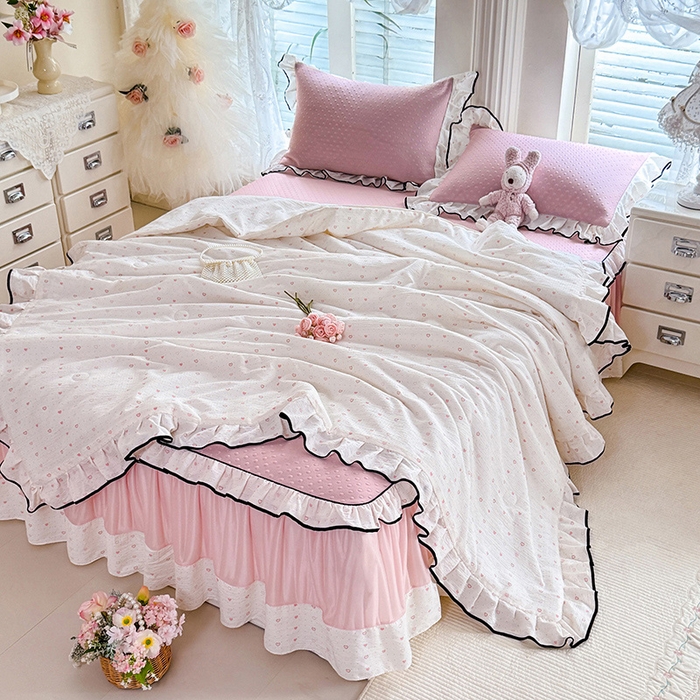 91家纺网 家纺一手货源 找家纺 贝凯瑞 2026夏季冰凉豆豆碳光冰丝空气层床裙款夏日清梦花边夏被凉席子单件三件四件套 夏日冰桃