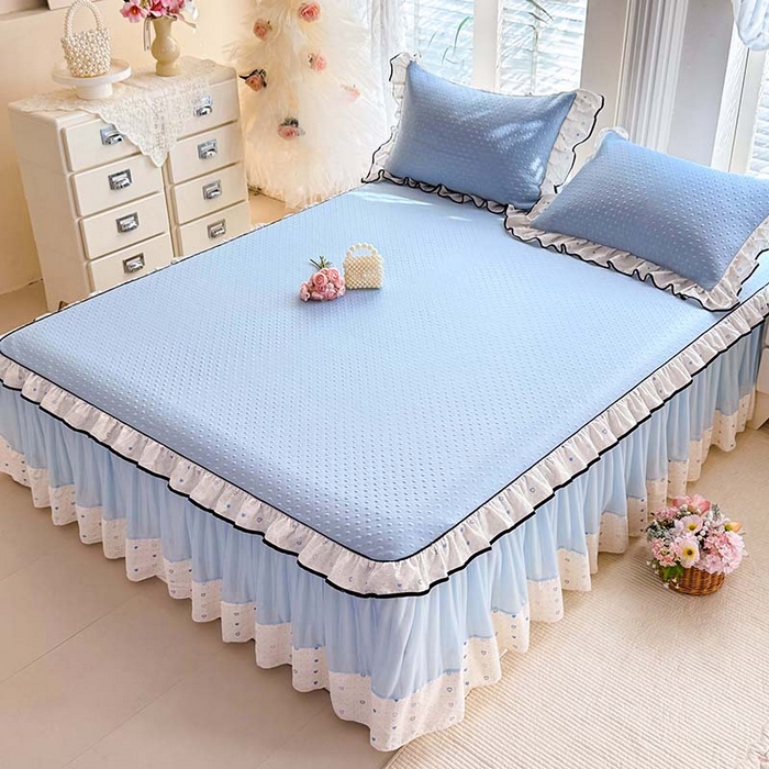 91家纺网 家纺一手货源 找家纺 贝凯瑞 2026夏季冰凉豆豆碳光冰丝空气层床裙款夏日清梦花边夏被凉席子单件三件四件套 夏日冰蓝