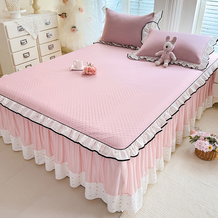 91家纺网 家纺一手货源 找家纺 贝凯瑞 2026夏季冰凉豆豆碳光冰丝空气层床裙款夏日清梦花边夏被凉席子单件三件四件套 夏日冰桃