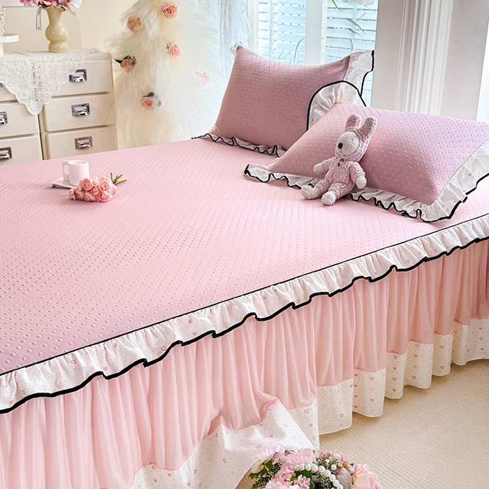 91家纺网 家纺一手货源 找家纺 贝凯瑞 2026夏季冰凉豆豆碳光冰丝空气层床裙款夏日清梦花边夏被凉席子单件三件四件套 夏日冰桃