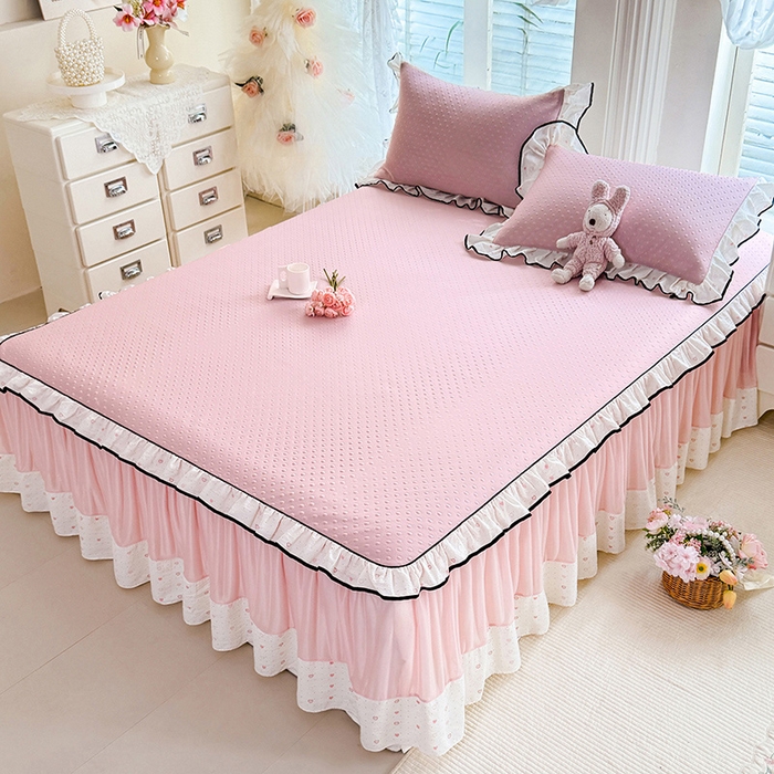 91家纺网 家纺一手货源 找家纺 贝凯瑞 2026夏季冰凉豆豆碳光冰丝空气层床裙款夏日清梦花边夏被凉席子单件三件四件套 夏日冰桃