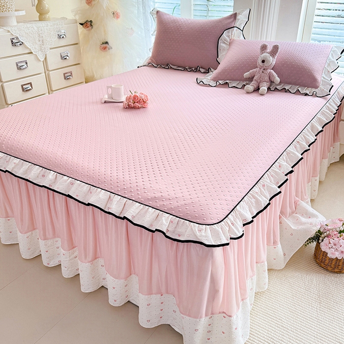 91家纺网 家纺一手货源 找家纺 贝凯瑞 2026夏季冰凉豆豆碳光冰丝空气层床裙款夏日清梦花边夏被凉席子单件三件四件套 夏日冰桃