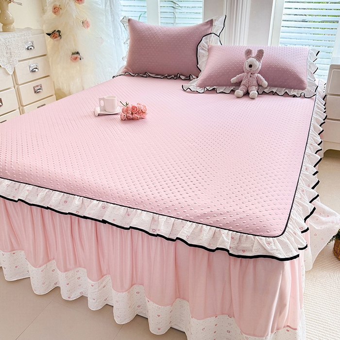 91家纺网 家纺一手货源 找家纺 贝凯瑞 2026夏季冰凉豆豆碳光冰丝空气层床裙款夏日清梦花边夏被凉席子单件三件四件套 夏日冰桃