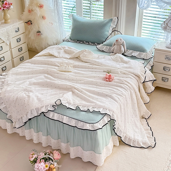 91家纺网 家纺一手货源 找家纺 贝凯瑞 2026夏季冰凉豆豆碳光冰丝空气层床裙款夏日清梦花边夏被凉席子单件三件四件套 夏日冰茉