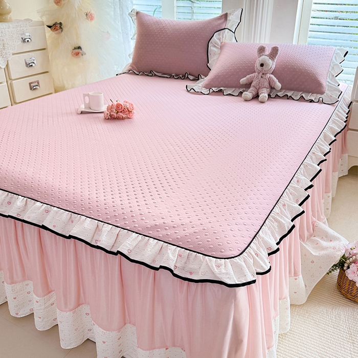 91家纺网 家纺一手货源 找家纺 贝凯瑞 2026夏季冰凉豆豆碳光冰丝空气层床裙款夏日清梦花边夏被凉席子单件三件四件套 夏日冰桃