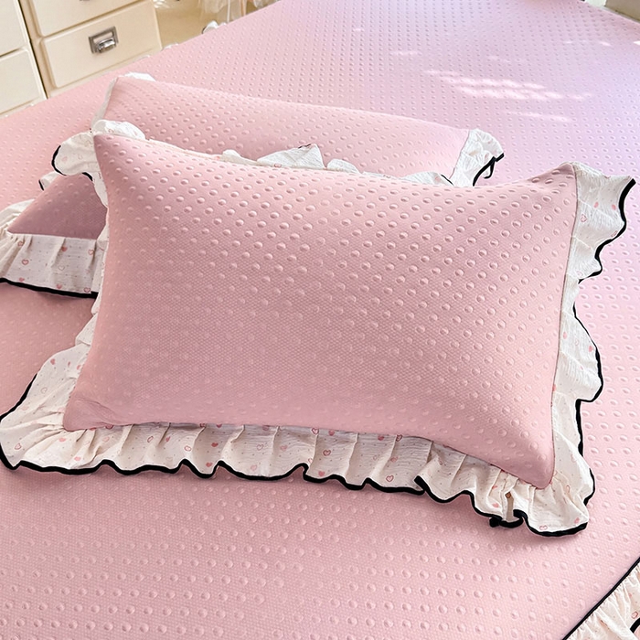 91家纺网 家纺一手货源 找家纺 贝凯瑞 2026夏季冰凉豆豆碳光冰丝空气层床裙款夏日清梦花边夏被凉席子单件三件四件套 夏日冰桃