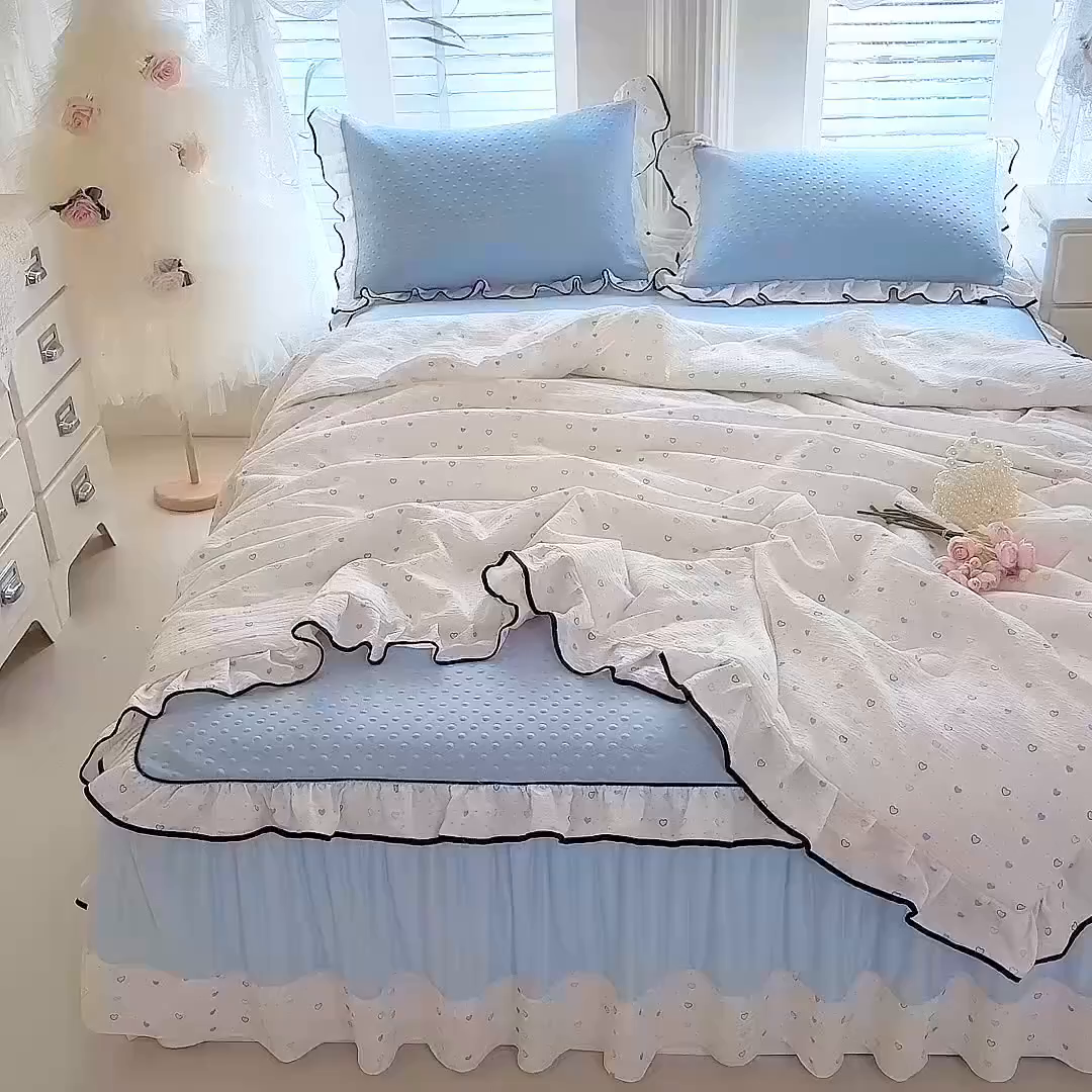 91家纺网 家纺一手货源 找家纺 贝凯瑞 2026夏季冰凉豆豆碳光冰丝空气层床裙款夏日清梦花边夏被凉席子单件三件四件套 夏日冰蓝