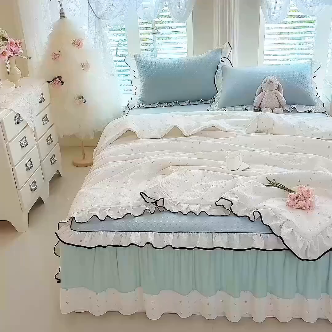 91家纺网 家纺一手货源 找家纺 贝凯瑞 2026夏季冰凉豆豆碳光冰丝空气层床裙款夏日清梦花边夏被凉席子单件三件四件套 夏日冰茉