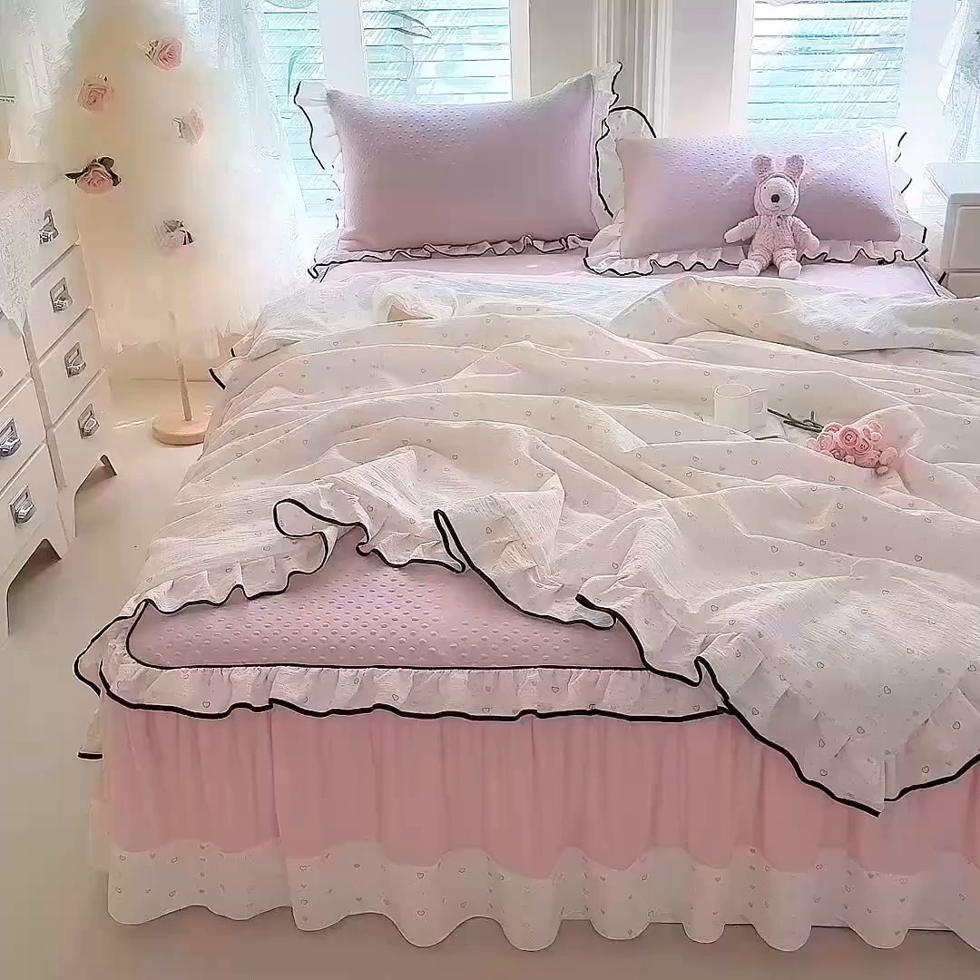 91家纺网 家纺一手货源 找家纺 贝凯瑞 2026夏季冰凉豆豆碳光冰丝空气层床裙款夏日清梦花边夏被凉席子单件三件四件套 夏日冰桃