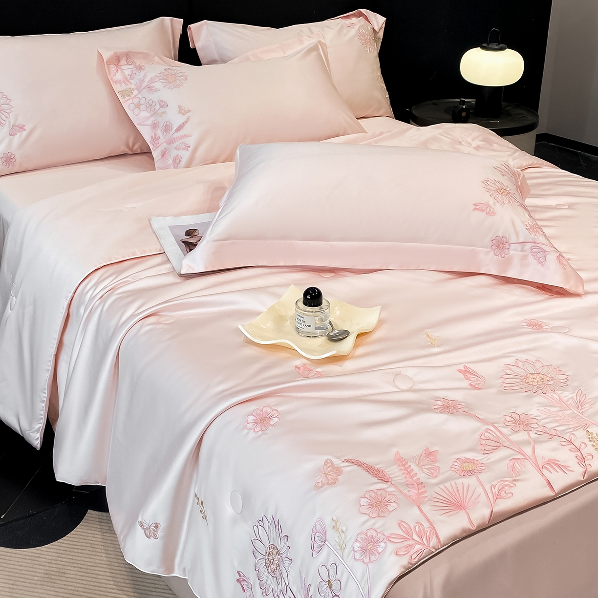 91家纺网 家纺一手货源 找家纺 （总）新方向 2026刺绣A类20%蚕丝天丝棉夏被四件套 65%60s兰精天丝 35%100支长绒棉-向阳而生