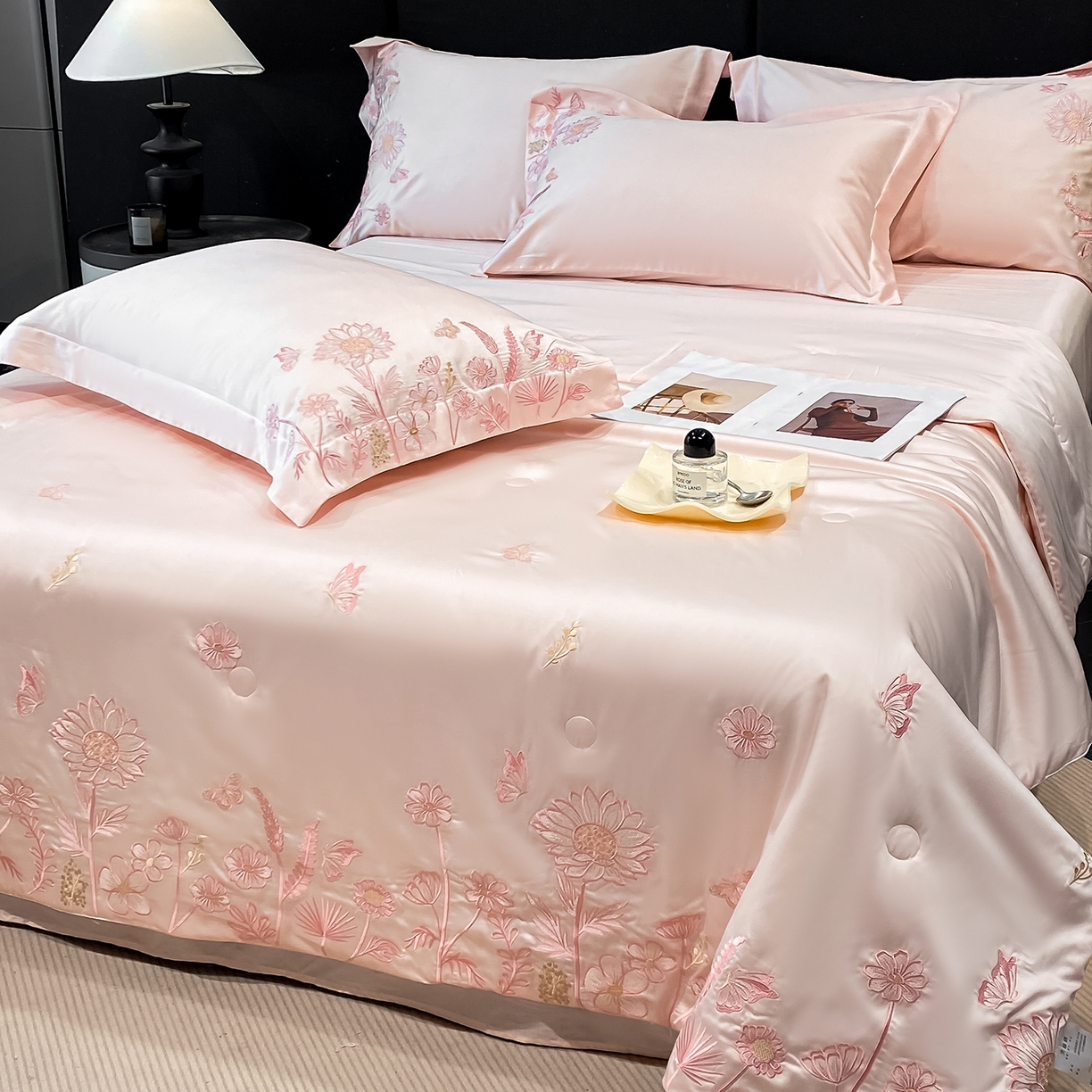 91家纺网 家纺一手货源 找家纺 （总）新方向 2026刺绣A类20%蚕丝天丝棉夏被四件套 65%60s兰精天丝 35%100支长绒棉-向阳而生