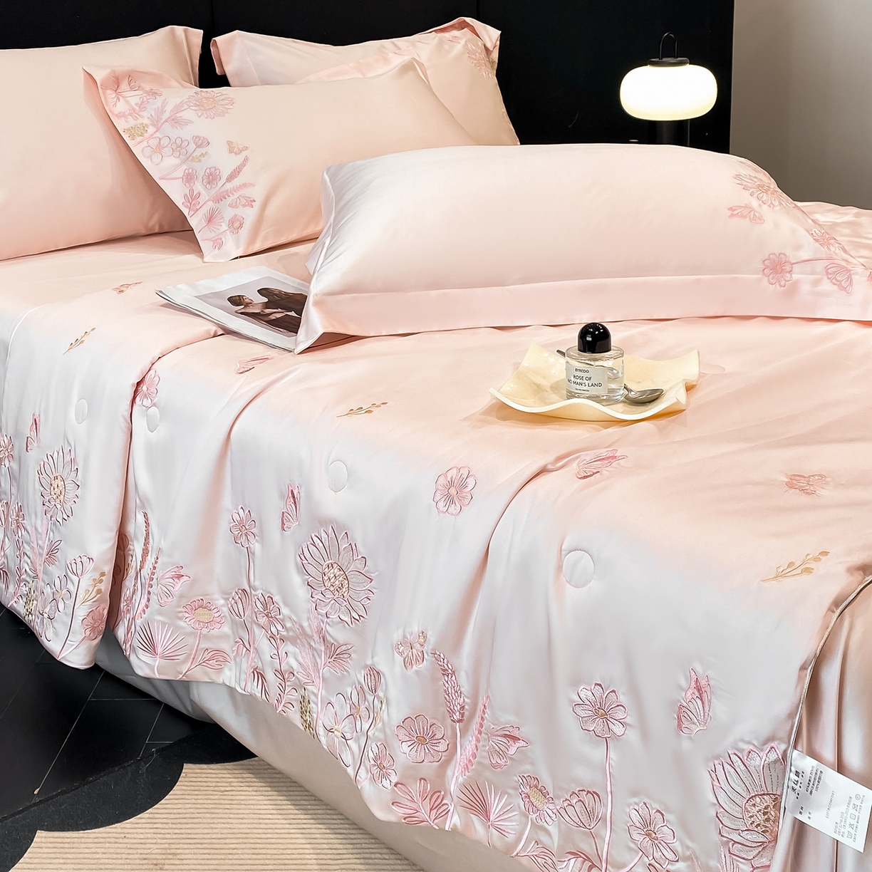 91家纺网 家纺一手货源 找家纺 （总）新方向 2026刺绣A类20%蚕丝天丝棉夏被四件套 65%60s兰精天丝 35%100支长绒棉-向阳而生