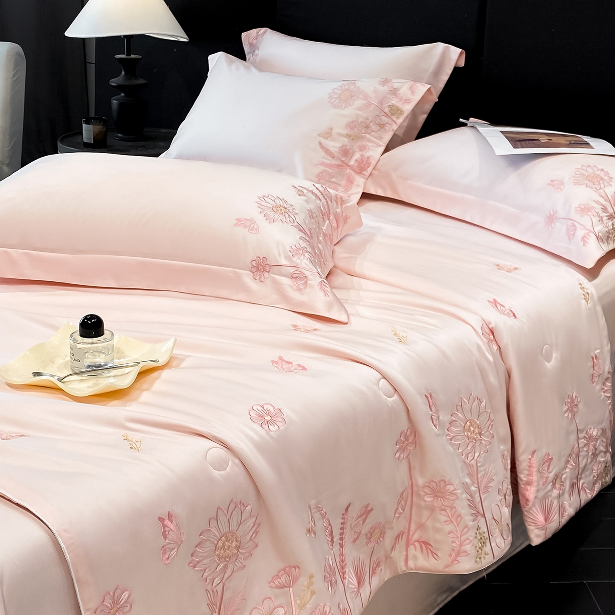 91家纺网 家纺一手货源 找家纺 新方向 2026新款刺绣A类20%蚕丝天丝棉夏被夏凉被空调被四件套-向阳而生 向阳而生-山茶粉