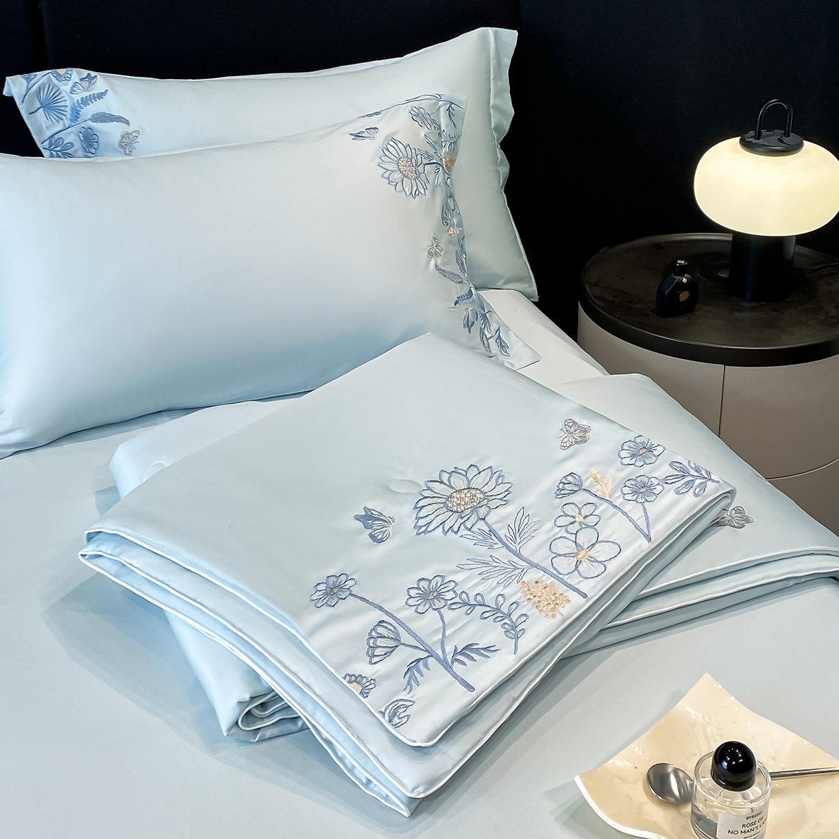 91家纺网 家纺一手货源 找家纺 新方向 2026新款刺绣A类20%蚕丝天丝棉夏被夏凉被空调被四件套-向阳而生 向阳而生-微光蓝