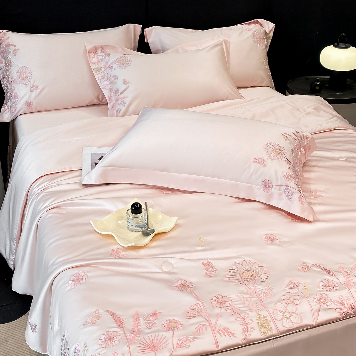 91家纺网 家纺一手货源 找家纺 新方向 2026新款刺绣A类20%蚕丝天丝棉夏被夏凉被空调被四件套-向阳而生 向阳而生-山茶粉