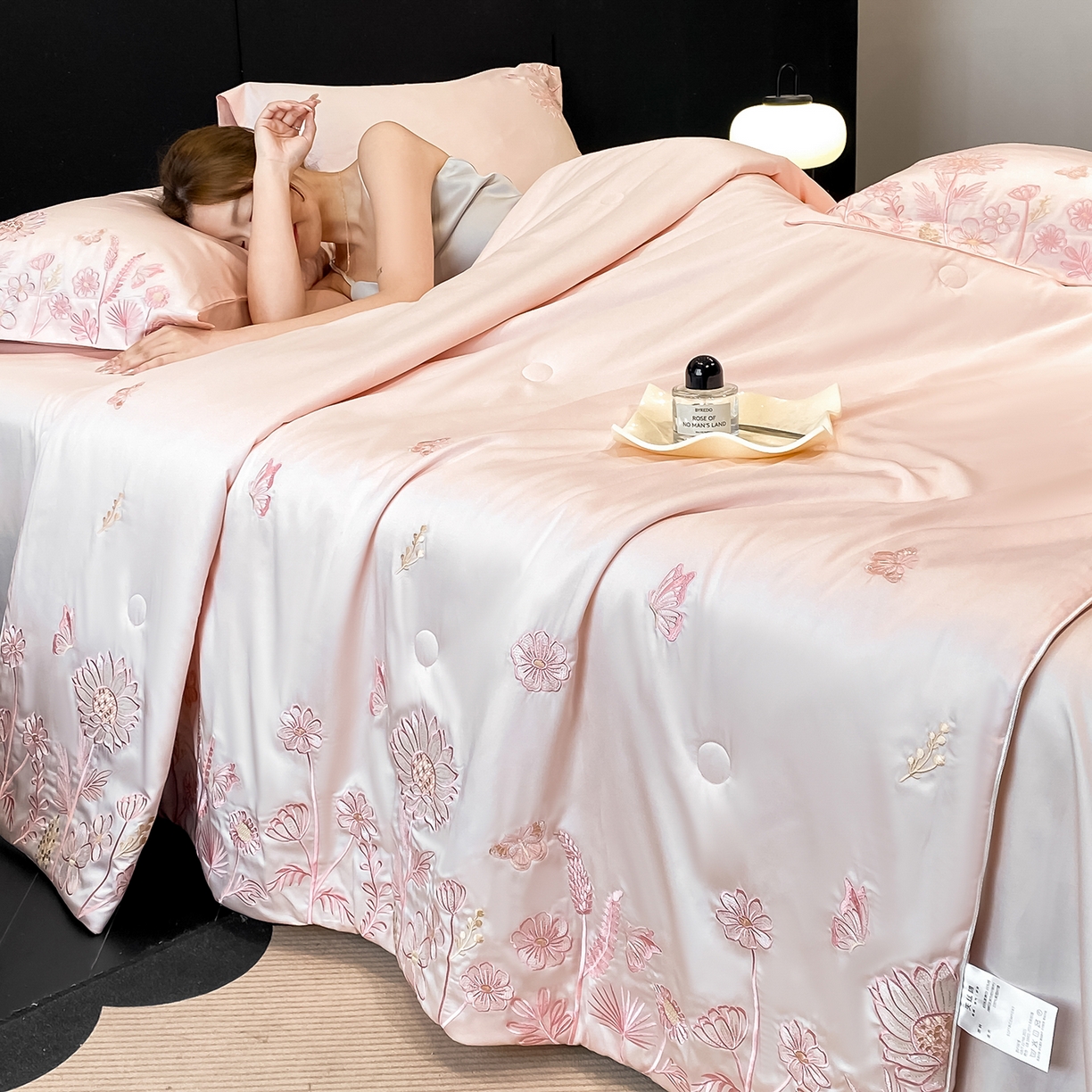 91家纺网 家纺一手货源 找家纺 新方向 2026新款刺绣A类20%蚕丝天丝棉夏被夏凉被空调被四件套-向阳而生 向阳而生-山茶粉