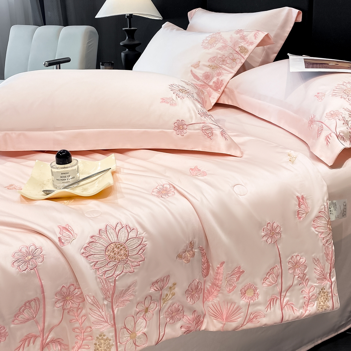 91家纺网 家纺一手货源 找家纺 新方向 2026新款刺绣A类20%蚕丝天丝棉夏被夏凉被空调被四件套-向阳而生 向阳而生-山茶粉