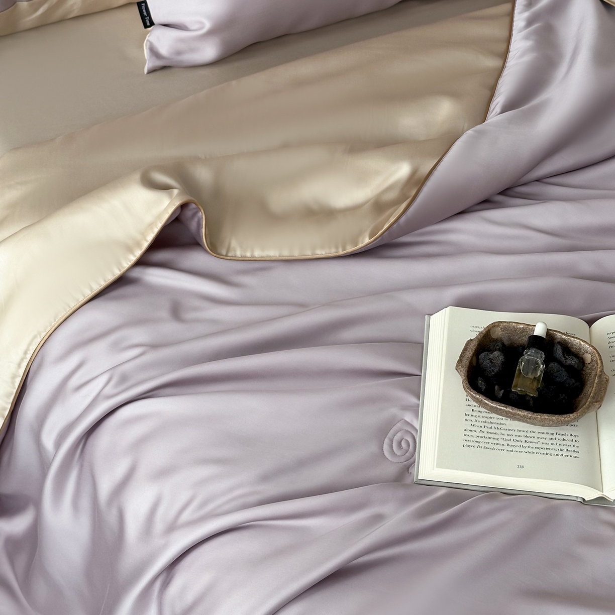 91家纺网 家纺一手货源 找家纺 花时间 2026春夏新款天丝素色夏凉被夏被空调被四件套 霞紫色