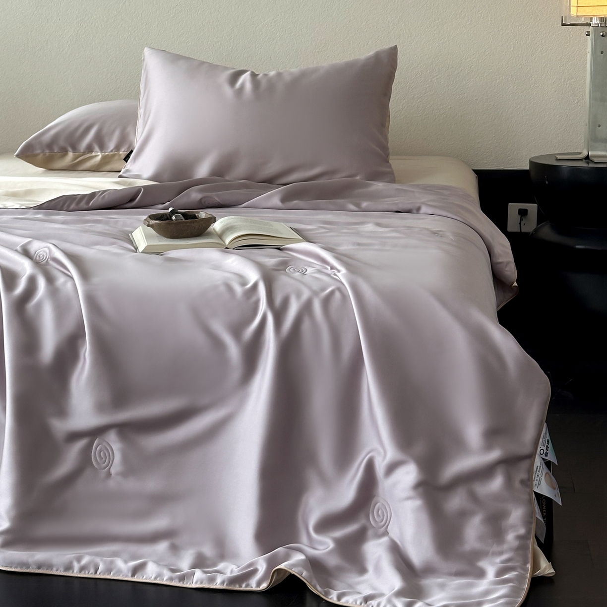 91家纺网 家纺一手货源 找家纺 花时间 2026春夏新款天丝素色夏凉被夏被空调被四件套 霞紫色