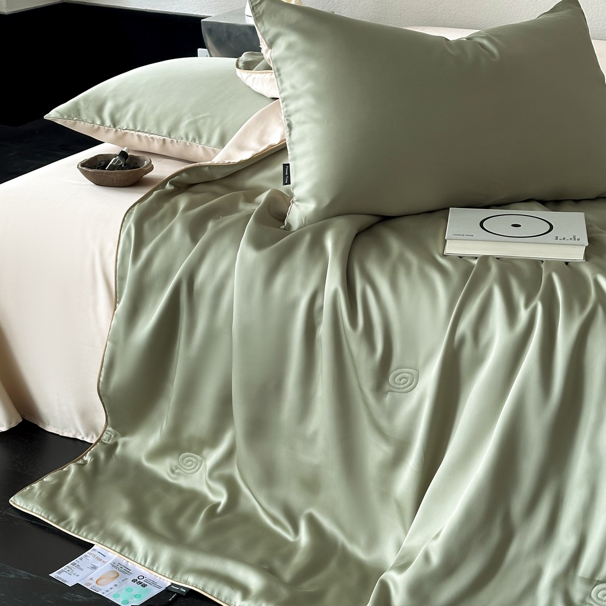 91家纺网 家纺一手货源 找家纺 花时间 2026春夏新款天丝素色夏凉被夏被空调被四件套 牛油果