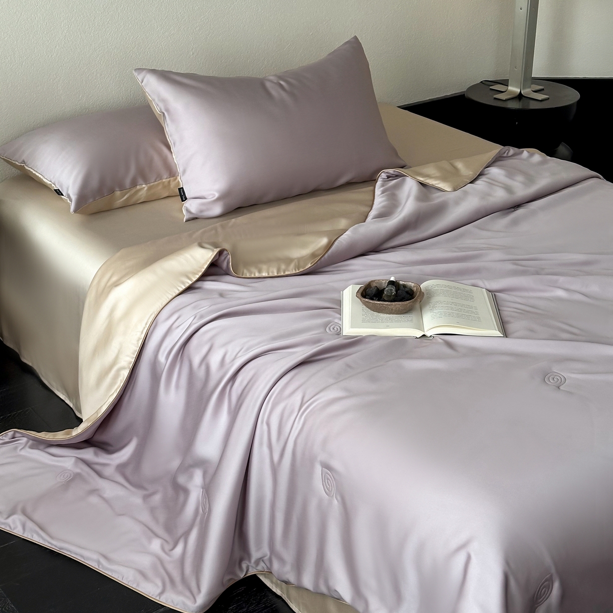 91家纺网 家纺一手货源 找家纺 花时间 2026春夏新款天丝素色夏凉被夏被空调被四件套 霞紫色