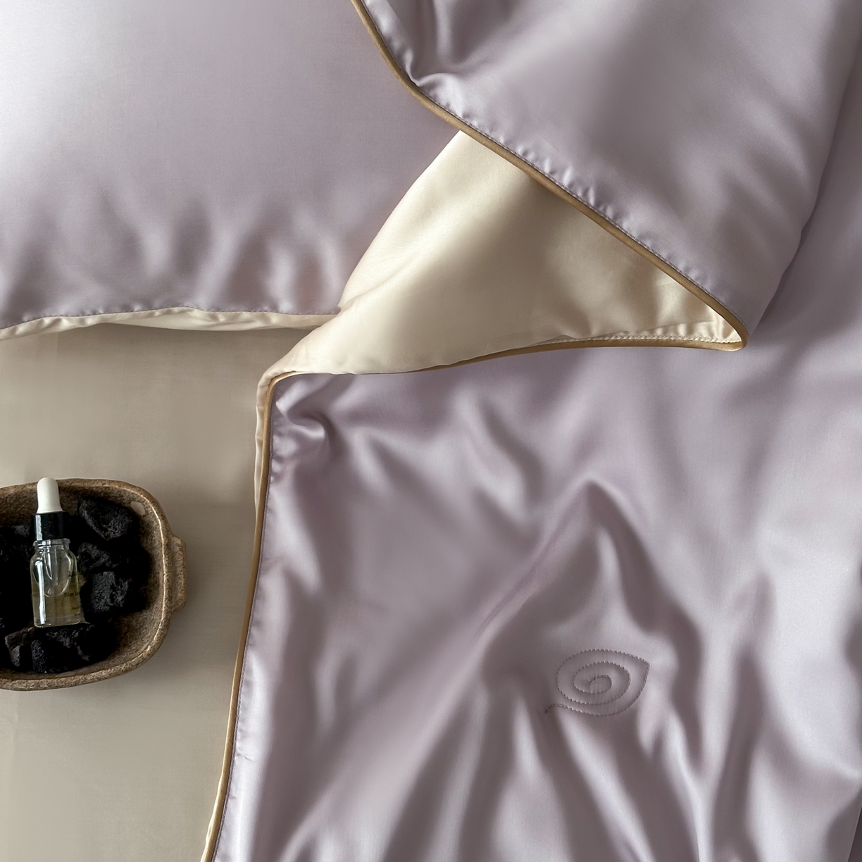 91家纺网 家纺一手货源 找家纺 花时间 2026春夏新款天丝素色夏凉被夏被空调被四件套 霞紫色