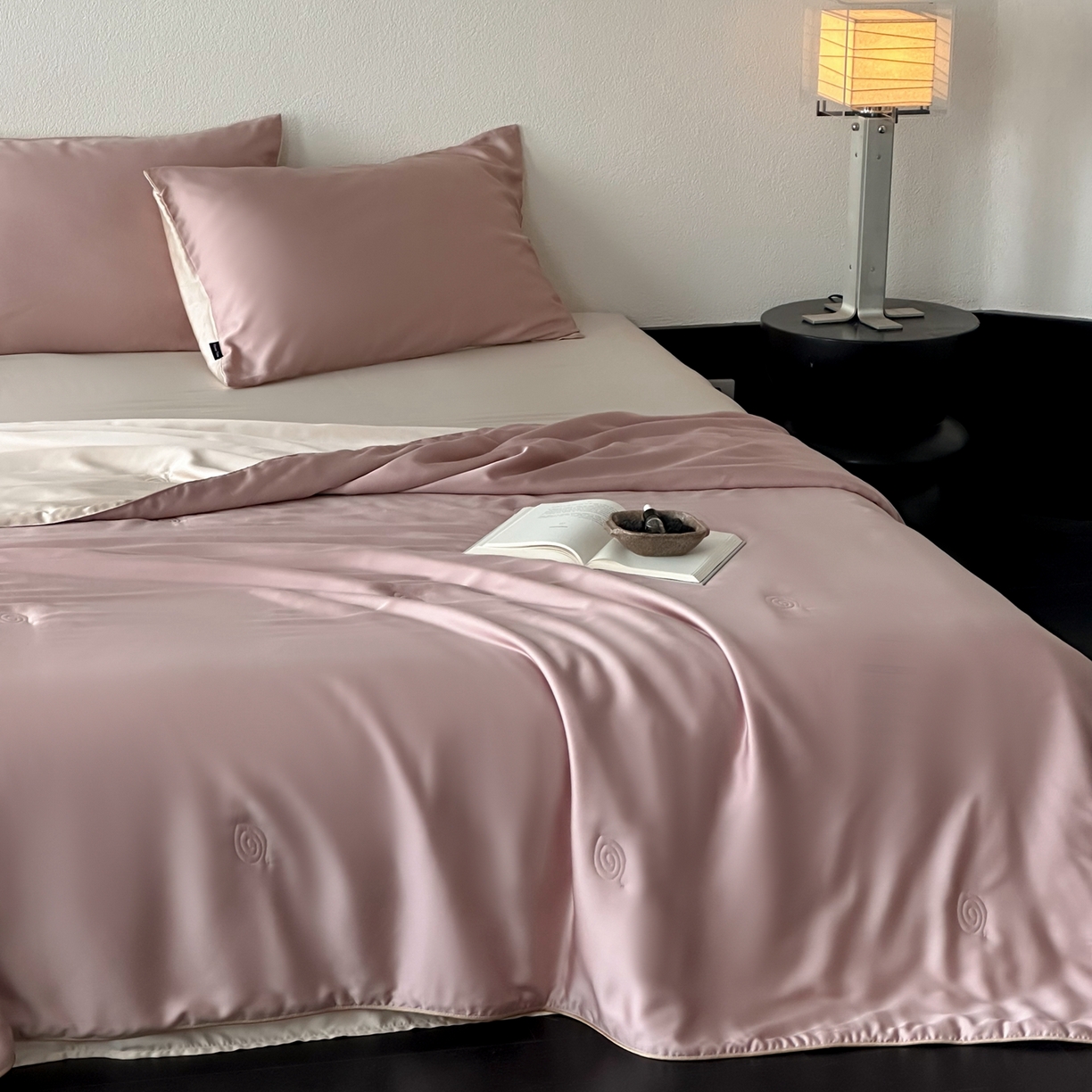 91家纺网 家纺一手货源 找家纺 花时间 2026春夏新款天丝素色夏凉被夏被空调被四件套 烟粉色