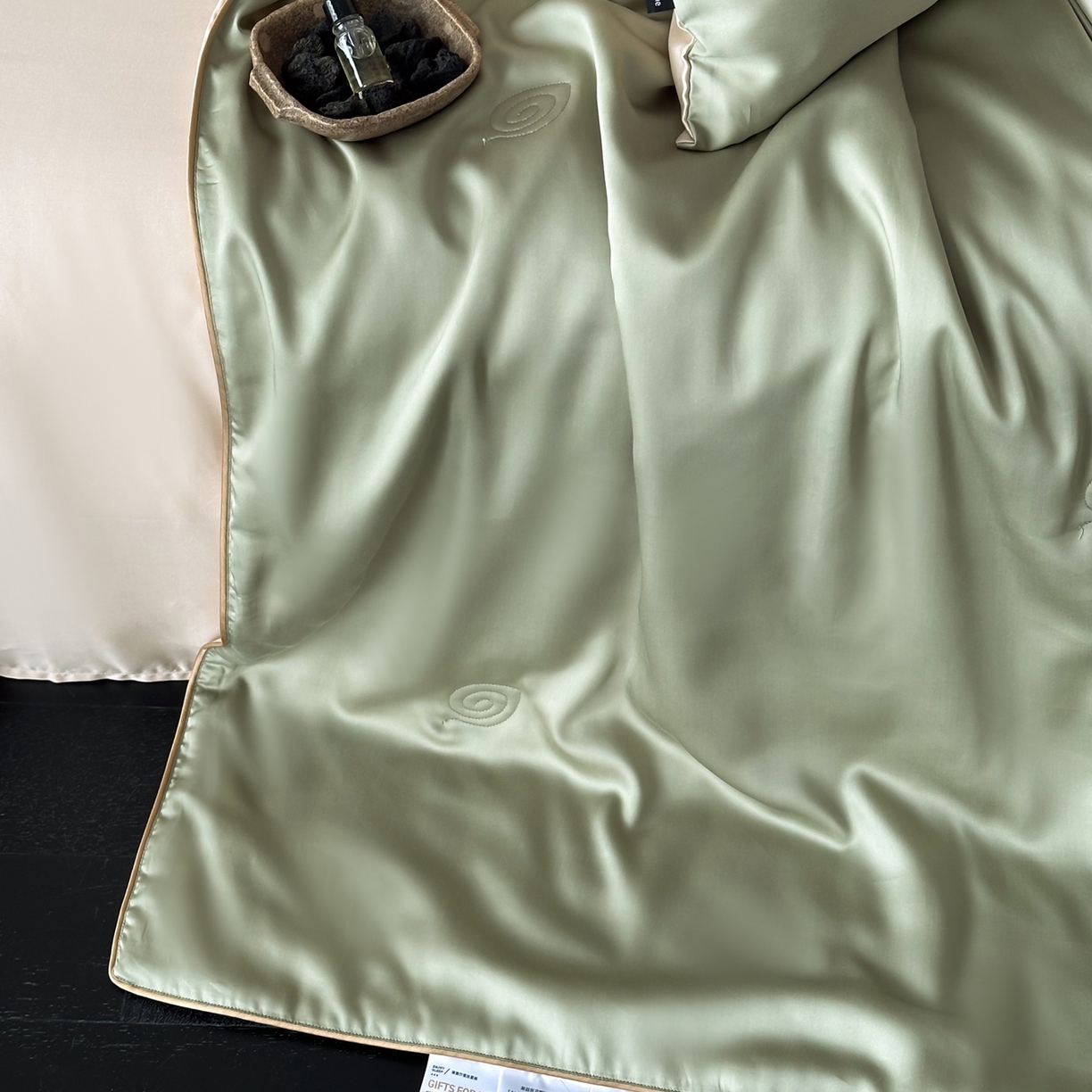 91家纺网 家纺一手货源 找家纺 花时间 2026春夏新款天丝素色夏凉被夏被空调被四件套 牛油果