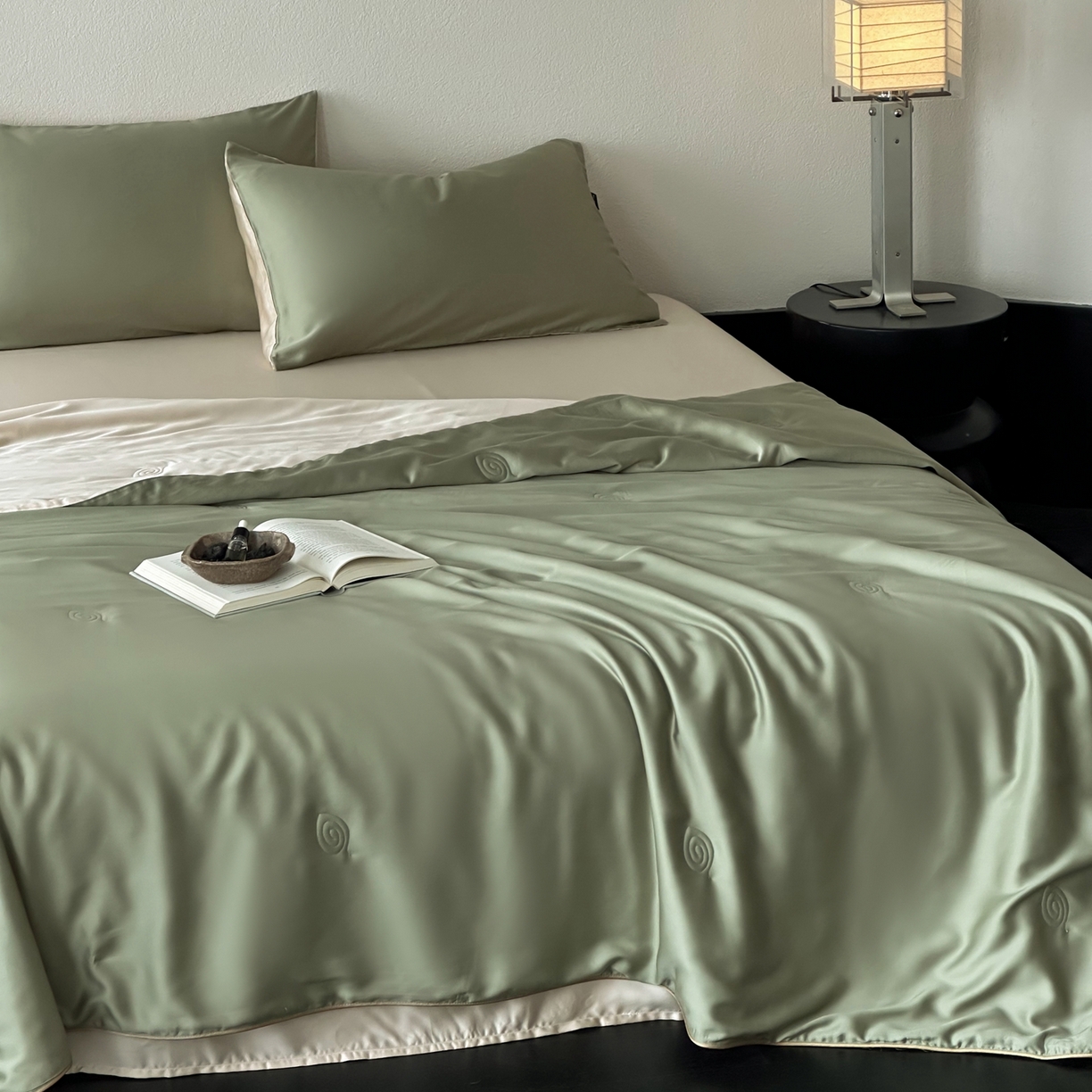 91家纺网 家纺一手货源 找家纺 花时间 2026春夏新款天丝素色夏凉被夏被空调被四件套 牛油果