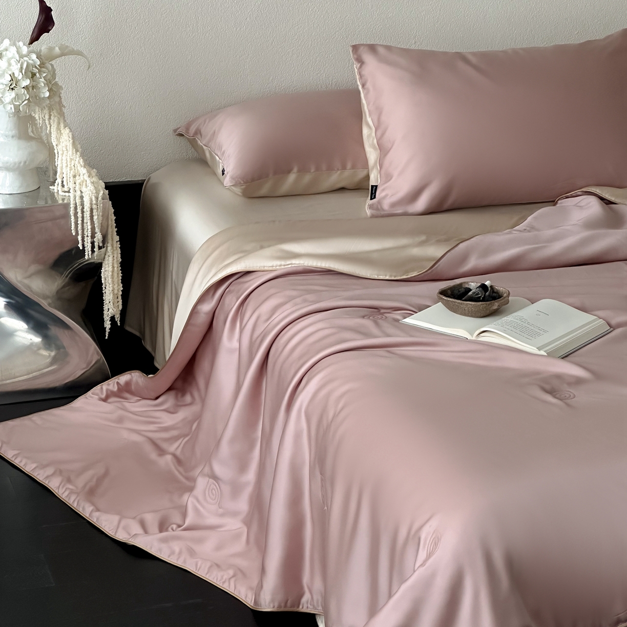 91家纺网 家纺一手货源 找家纺 花时间 2026春夏新款天丝素色夏凉被夏被空调被四件套 烟粉色