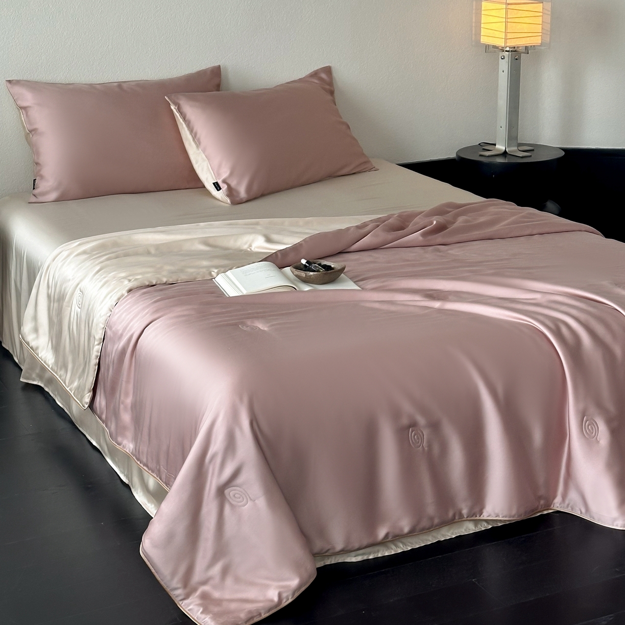 91家纺网 家纺一手货源 找家纺 花时间 2026春夏新款天丝素色夏凉被夏被空调被四件套 烟粉色