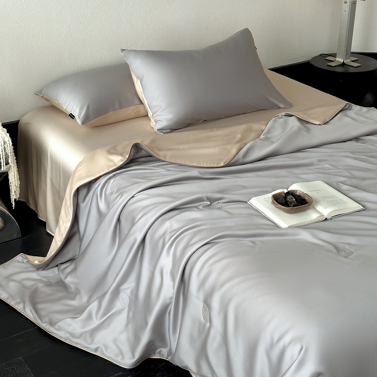 91家纺网 家纺一手货源 找家纺 花时间 2026春夏新款天丝素色夏凉被夏被空调被四件套 月银灰