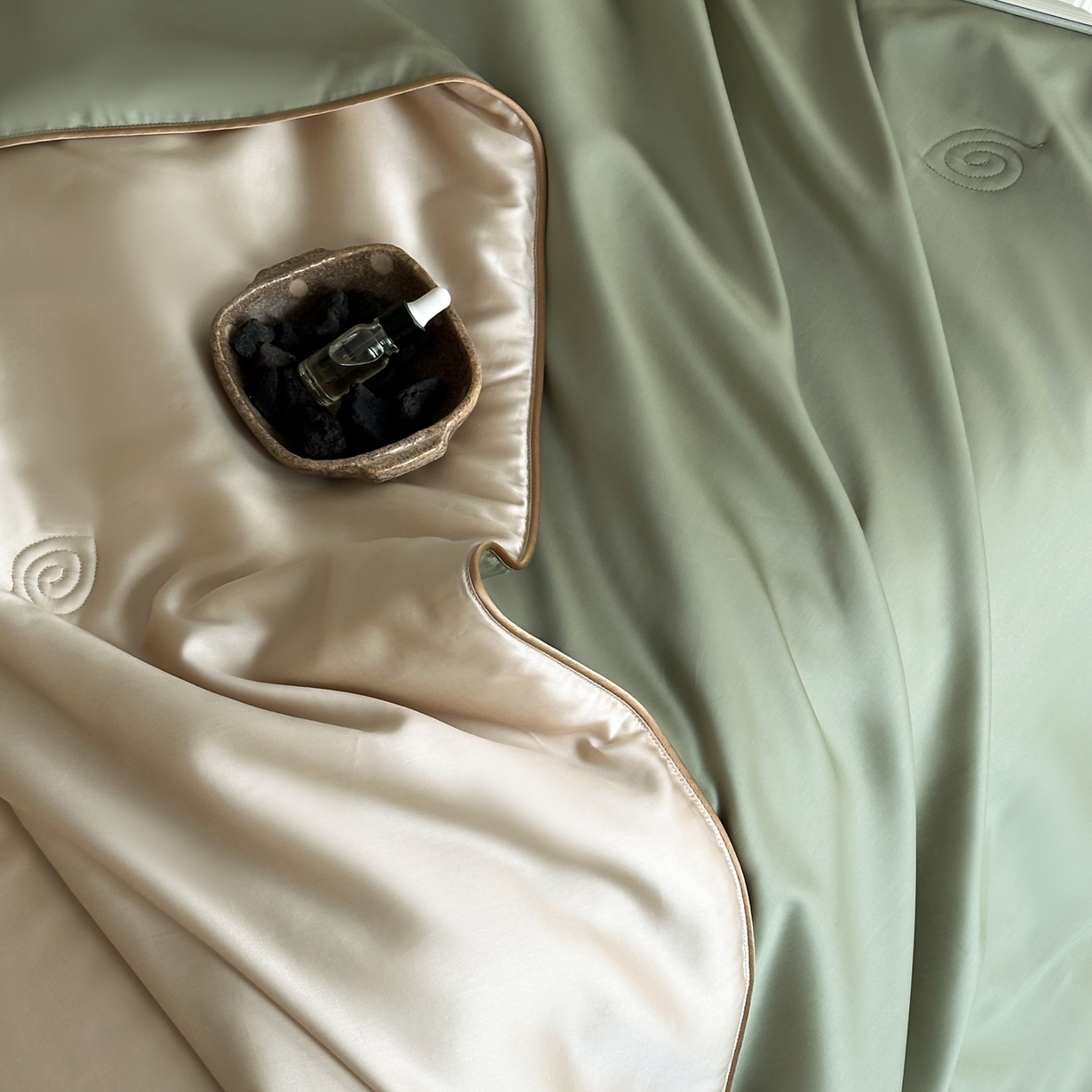 91家纺网 家纺一手货源 找家纺 花时间 2026春夏新款天丝素色夏凉被夏被空调被四件套 牛油果