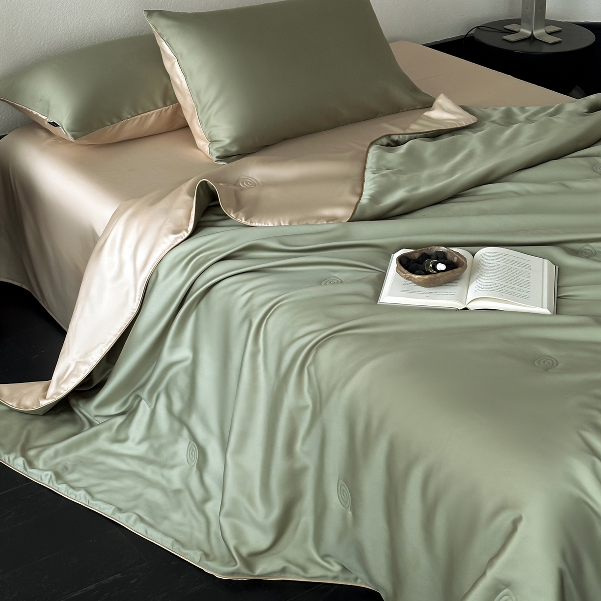 91家纺网 家纺一手货源 找家纺 花时间 2026春夏新款天丝素色夏凉被夏被空调被四件套 牛油果