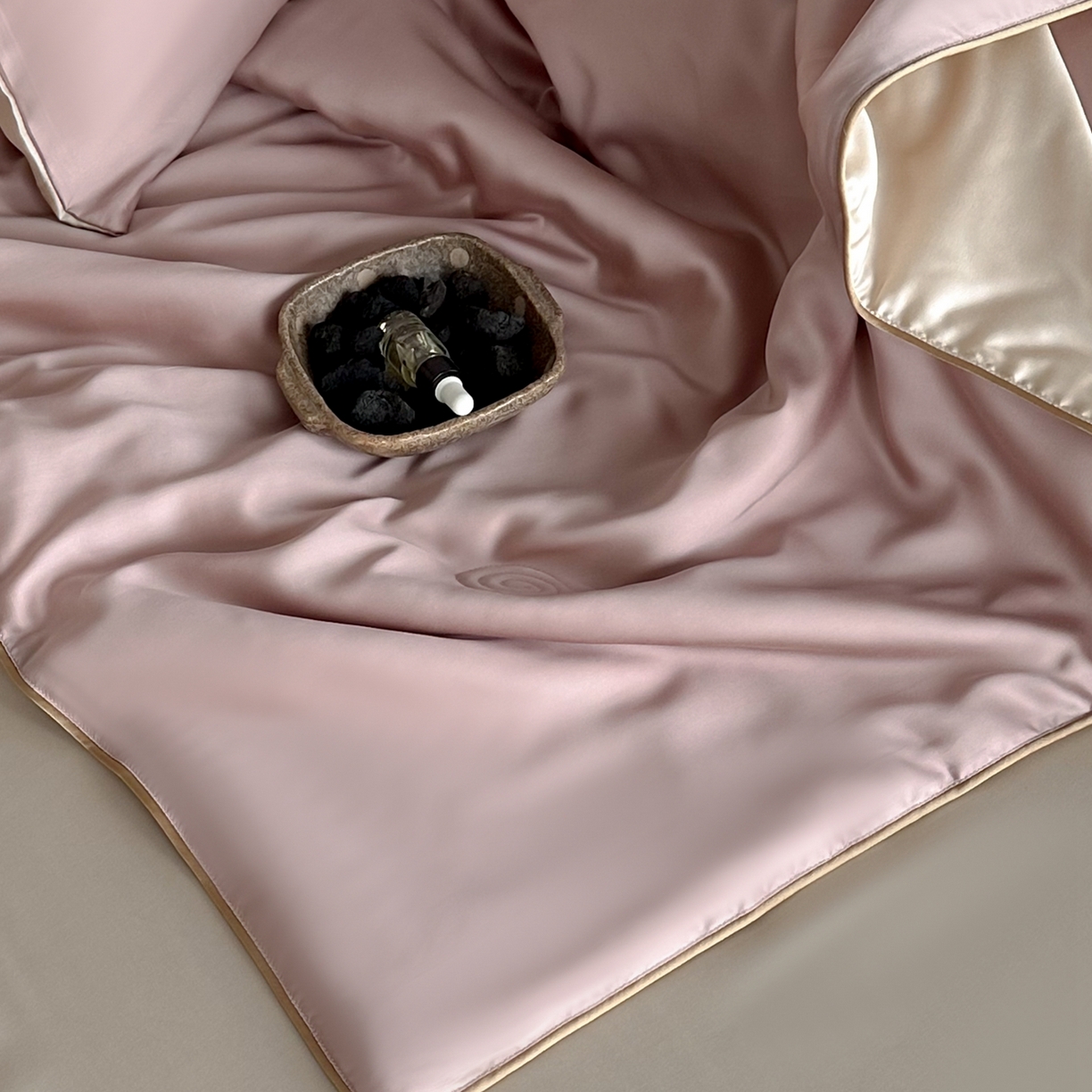 91家纺网 家纺一手货源 找家纺 花时间 2026春夏新款天丝素色夏凉被夏被空调被四件套 烟粉色