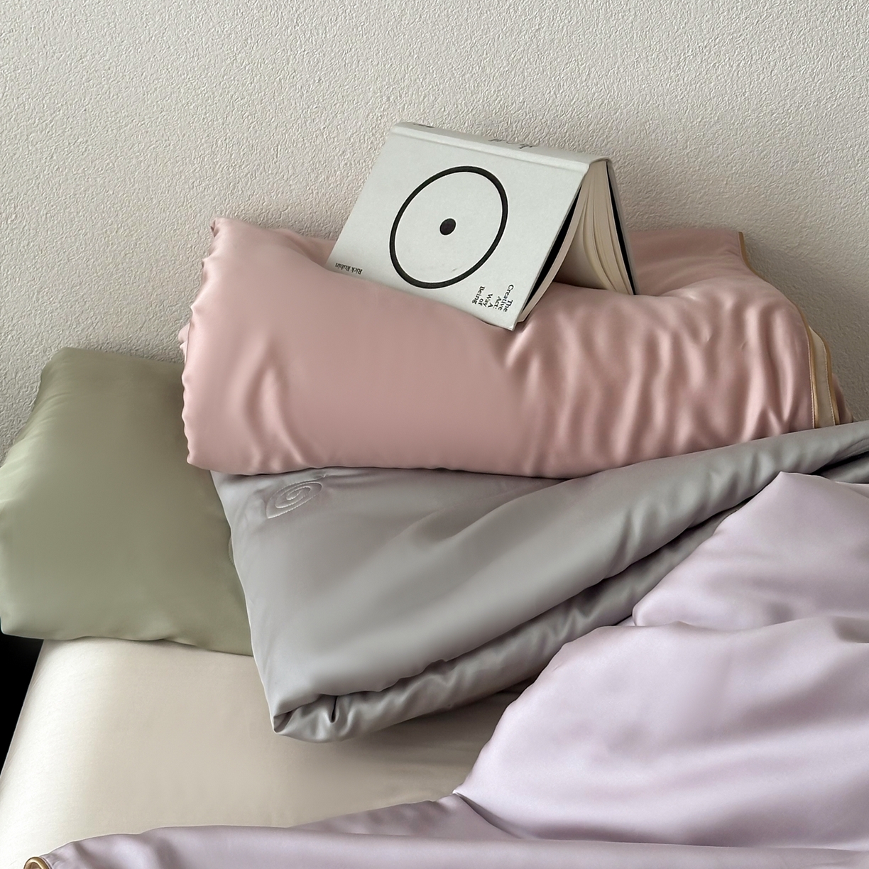 91家纺网 家纺一手货源 找家纺 花时间 2026春夏新款天丝素色夏凉被夏被空调被四件套 组合图仅供展示不可下单