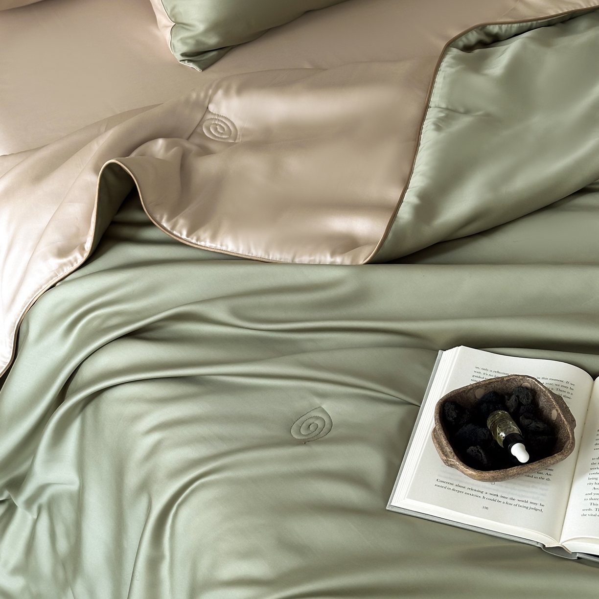 91家纺网 家纺一手货源 找家纺 花时间 2026春夏新款天丝素色夏凉被夏被空调被四件套 牛油果