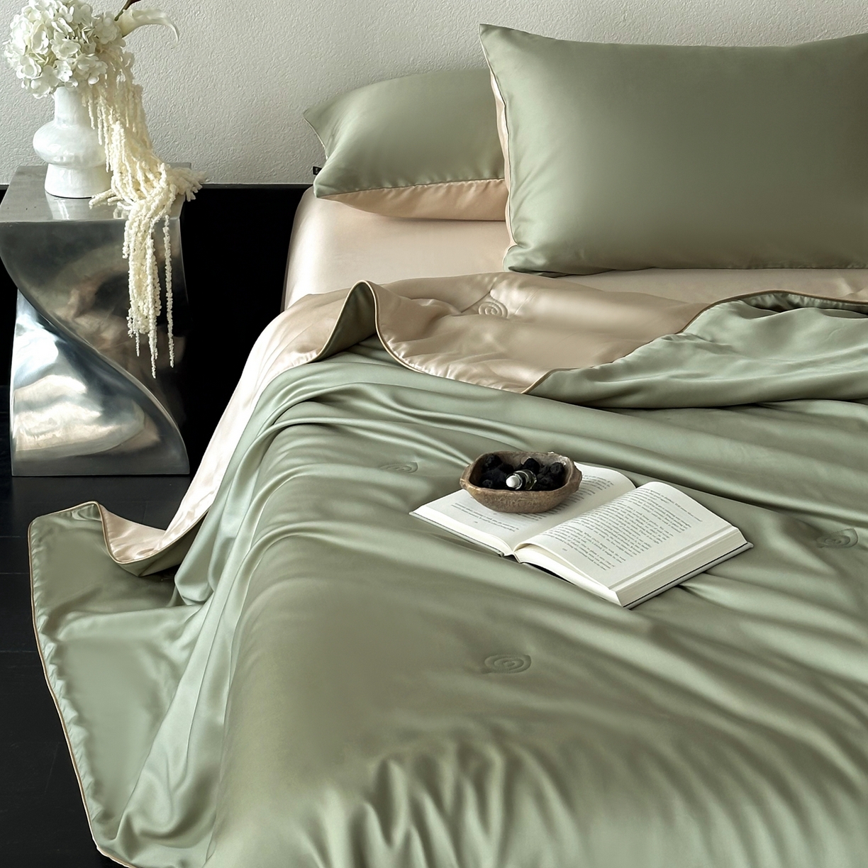 91家纺网 家纺一手货源 找家纺 花时间 2026春夏新款天丝素色夏凉被夏被空调被四件套 牛油果