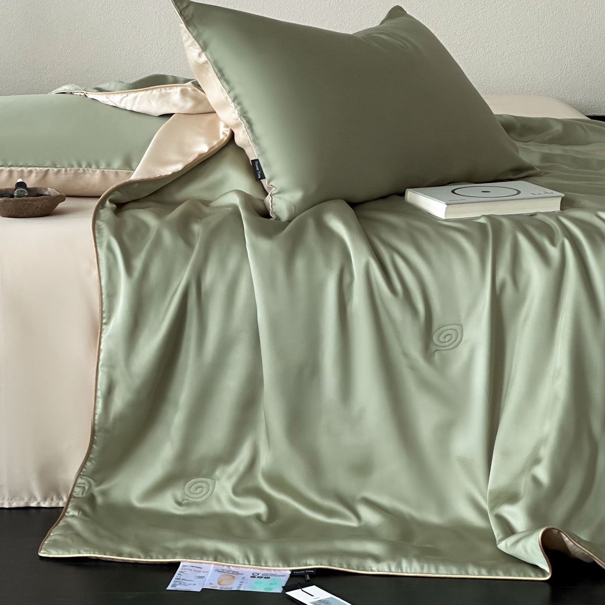 91家纺网 家纺一手货源 找家纺 花时间 2026春夏新款天丝素色夏凉被夏被空调被四件套 牛油果