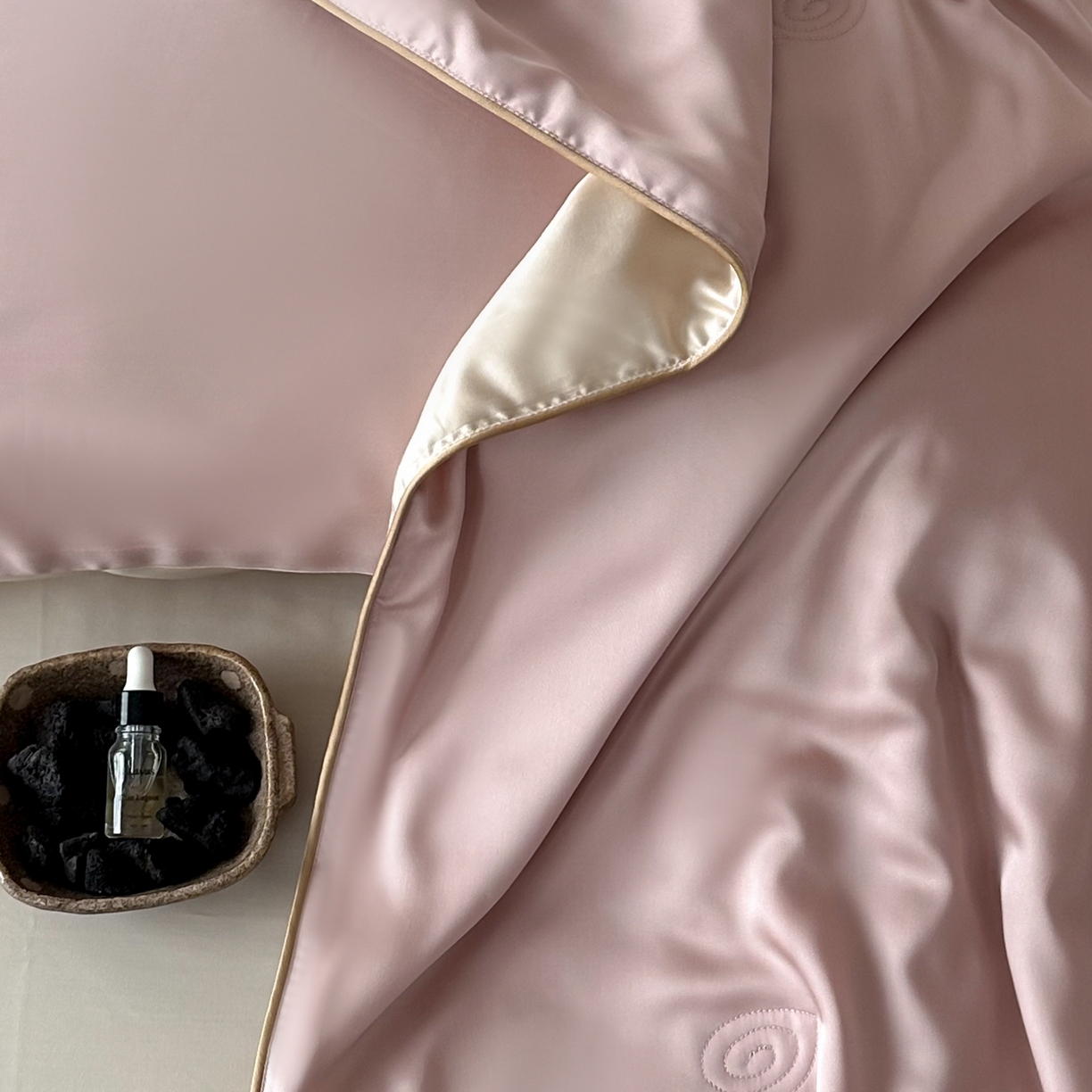 91家纺网 家纺一手货源 找家纺 花时间 2026春夏新款天丝素色夏凉被夏被空调被四件套 烟粉色