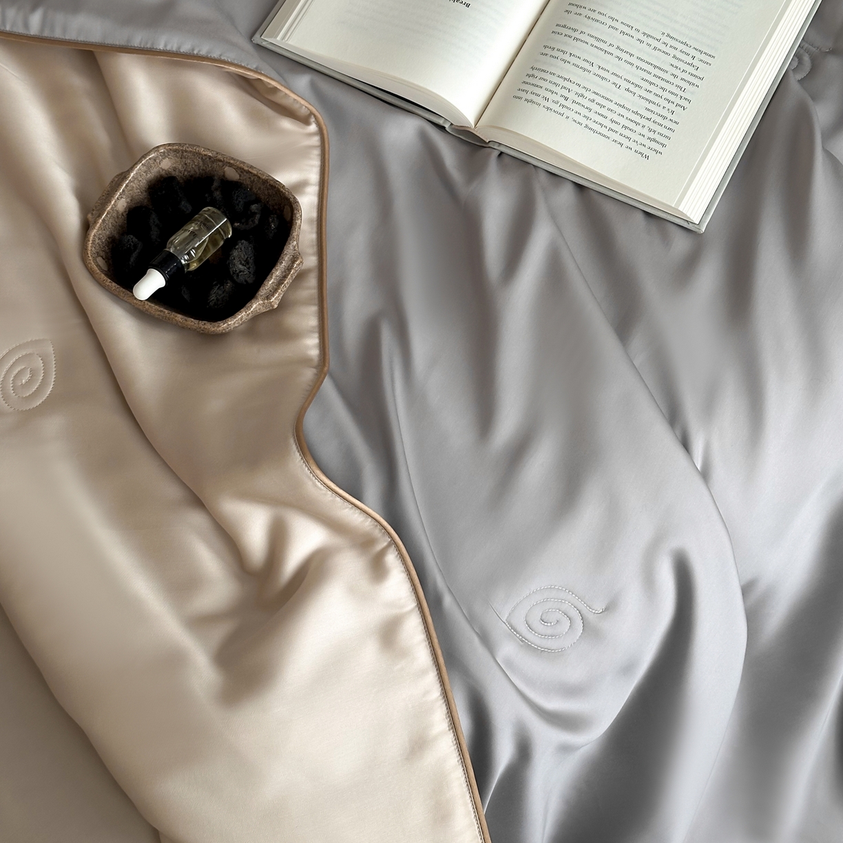 91家纺网 家纺一手货源 找家纺 花时间 2026春夏新款天丝素色夏凉被夏被空调被四件套 月银灰