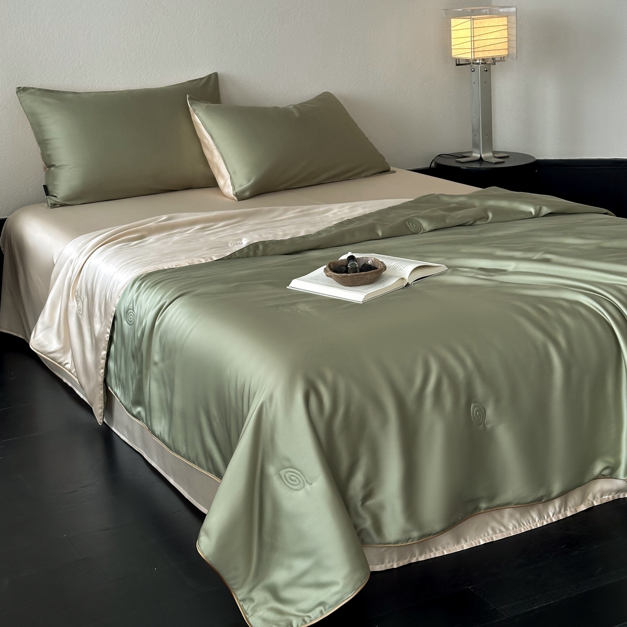 91家纺网 家纺一手货源 找家纺 花时间 2026春夏新款天丝素色夏凉被夏被空调被四件套 牛油果