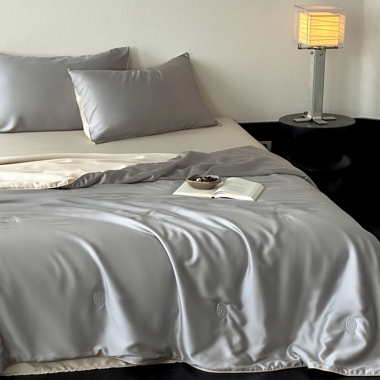 91家纺网 家纺一手货源 找家纺 花时间 2026春夏新款天丝素色夏凉被夏被空调被四件套 月银灰