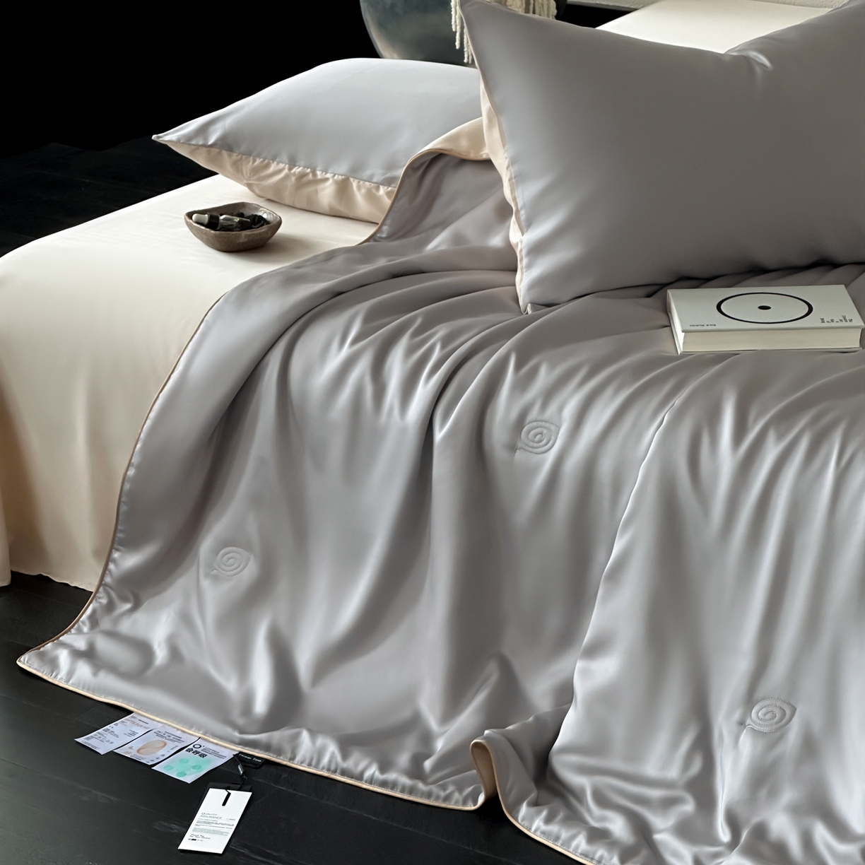 91家纺网 家纺一手货源 找家纺 花时间 2026春夏新款天丝素色夏凉被夏被空调被四件套 月银灰